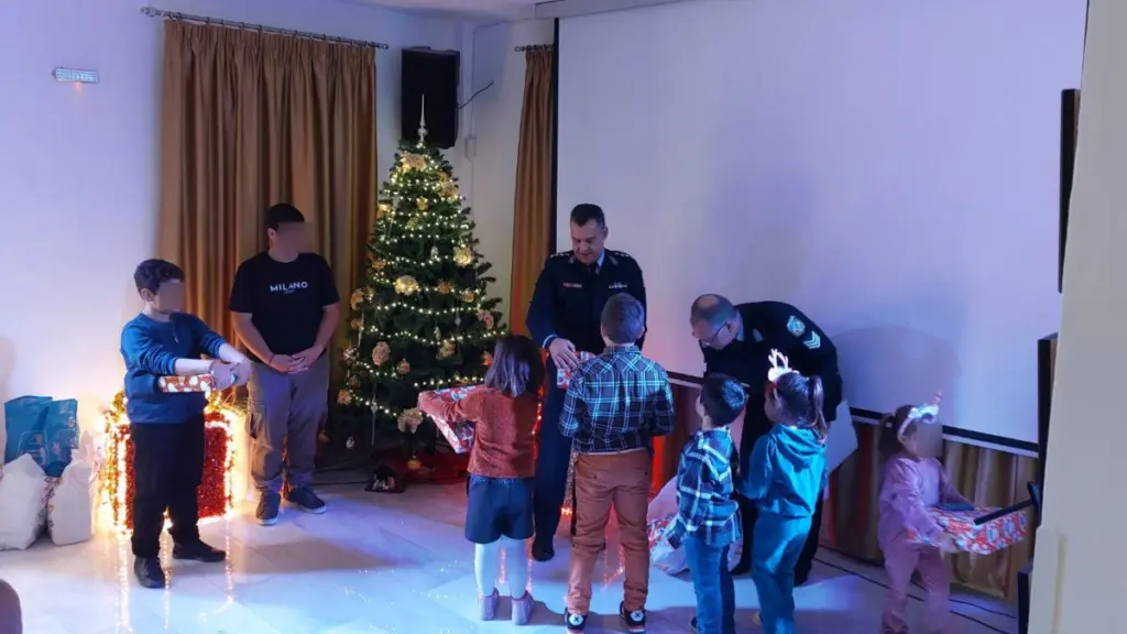 Χριστουγεννιάτικη γιορτή με δώρα για τους επτά μαθητές στο Αγαθονήσι