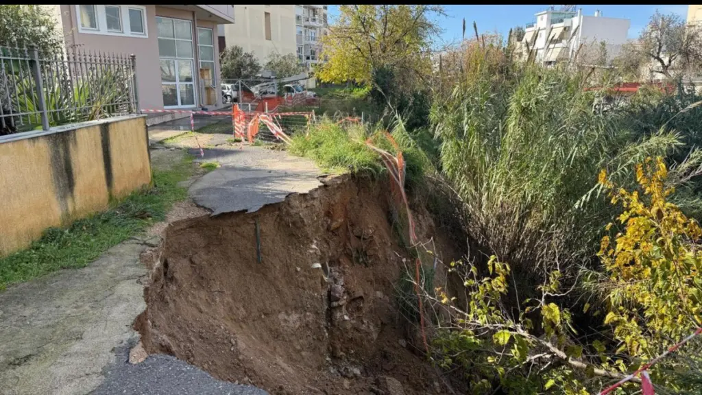 Τραγική η κατάσταση στον Άγιο Δημήτριο μετά τις βροχές – Υποχώρησε το οδόστρωμα στο ρέμα της Πικροδάφνης, σε κατάσταση εκτάκτου ανάγκης ο δήμος (βίντεο)