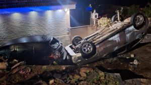 Αγρίνιο: Αυτοκίνητο αναποδογύρισε και καρφώθηκε σε αυλή σπιτιού