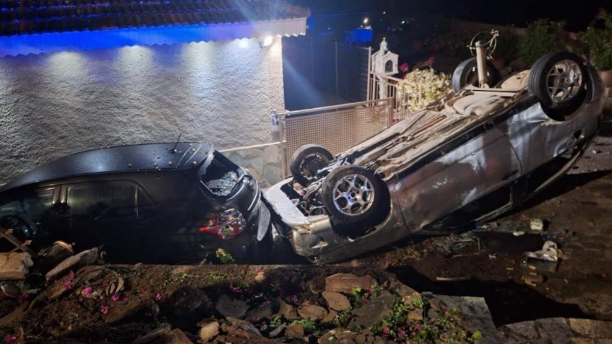 Αγρίνιο: Αυτοκίνητο αναποδογύρισε και καρφώθηκε σε αυλή σπιτιού