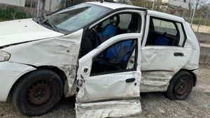 Τροχαίο ατύχημα στο Αγρίνιο: Αυτοκίνητο χτυπά φορτηγάκι και καταλήγει στις μπάρες