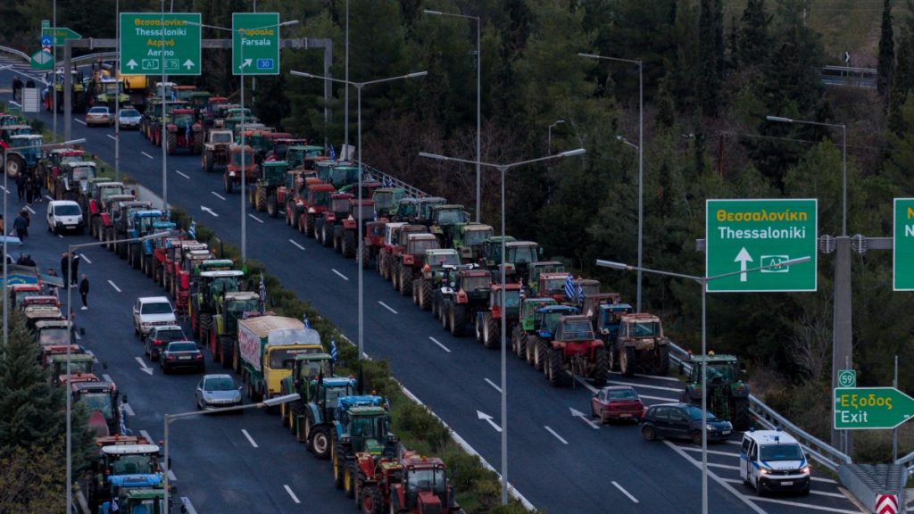 Αμετακίνητοι οι αγρότες – Σκληραίνουν τη στάση τους με νέα μπλόκα (Βίντεο)