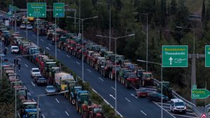 Αμετακίνητοι οι αγρότες – Σκληραίνουν τη στάση τους με νέα μπλόκα (Βίντεο)