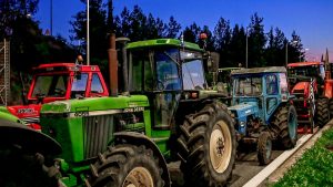 Δεν κάνουν βήμα πίσω οι αγρότες – Έρχονται νέα μπλόκα, στόχος να ξεπεράσουν τα 1.000 τρακτέρ στον κόμβο της Νίκαιας