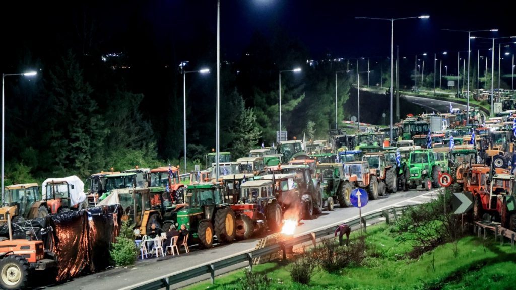 Ανυποχώρητοι οι αγρότες σε Κρήτη και σε άλλες περιοχές της χώρας – Σκληραίνουν τη στάση τους τις επόμενες ημέρες (Βίντεο)