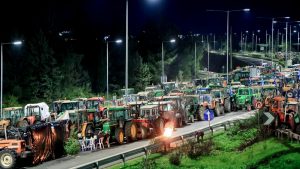 Ανυποχώρητοι οι αγρότες σε Κρήτη και σε άλλες περιοχές της χώρας – Σκληραίνουν τη στάση τους τις επόμενες ημέρες (Βίντεο)