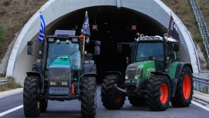 Άνοιξαν τις σήραγγες των Τεμπών οι αγρότες – Είχε διακοπεί η κυκλοφορία από την Τροχαία
