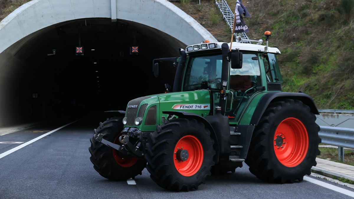 Αποχώρησαν οι αγρότες του μπλόκου της Νίκαιας από τη σήραγγα των Τεμπών