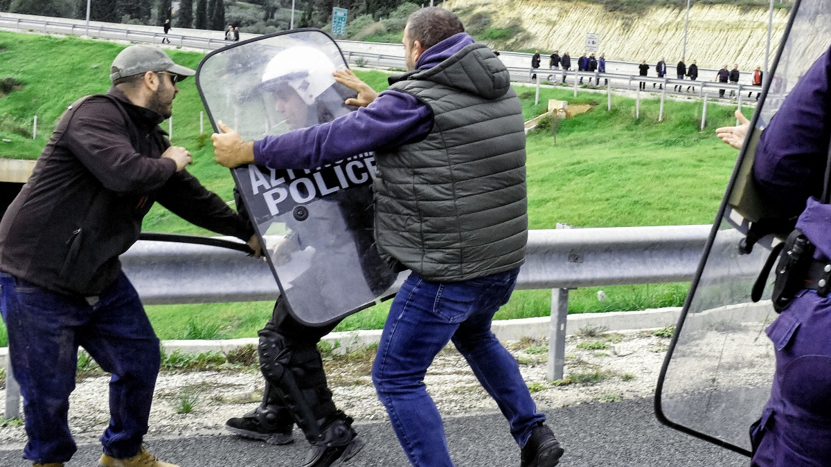 Αγρότισσα στα χέρια της ΕΛΑΣ μετά από βίντεο που προέτρεπε σε επιθέσεις