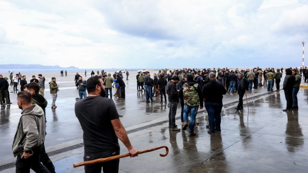 Ηράκλειο: Άνοιξε ξανά το αεροδρόμιο μετά τον αποκλεισμό των αγροτών – Θα λειτουργήσει μέχρι τις 23:00