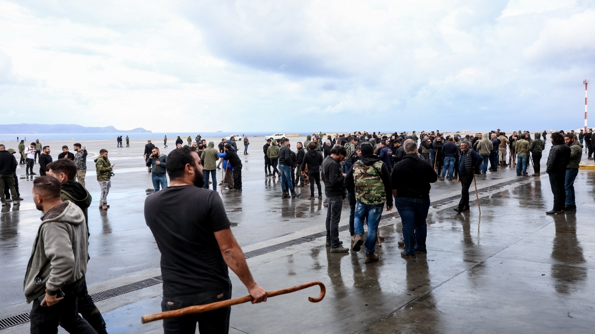 Ηράκλειο: Άνοιξε ξανά το αεροδρόμιο μετά τον αποκλεισμό των αγροτών – Θα λειτουργήσει μέχρι τις 23:00
