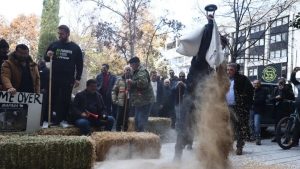 Λάρισα: Αγρότες «πλημμύρισαν» το Δικαστικό Μέγαρο με γάλα, καλαμπόκι και άχυρο (Βίντεο)