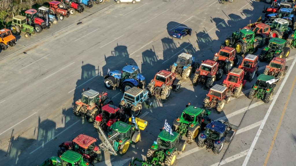 Μπλόκα αγροτών: Άνοιξε ο Προμαχώνας – Ουρές από νταλίκες σε τελωνεία και παραδρόμους