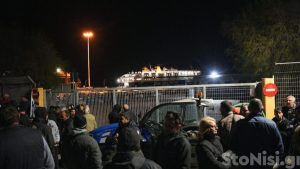 Μυτιλήνη: Αγρότες εμπόδισαν τους επιβάτες του πλοίου «Διαγόρας» να ταξιδέψουν – Αναχώρησε άδειο (Βίντεο)