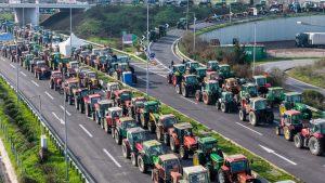 Αγρότες: Σκληραίνουν τη στάση τους στο μπλόκο των Μαλγάρων και κλείνουν στις 12.00 το ρεύμα κυκλοφορίας προς Αθήνα