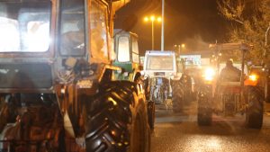 Μπλόκα αγροτών: Έκλεισε η εθνική Πατρών – Πύργου