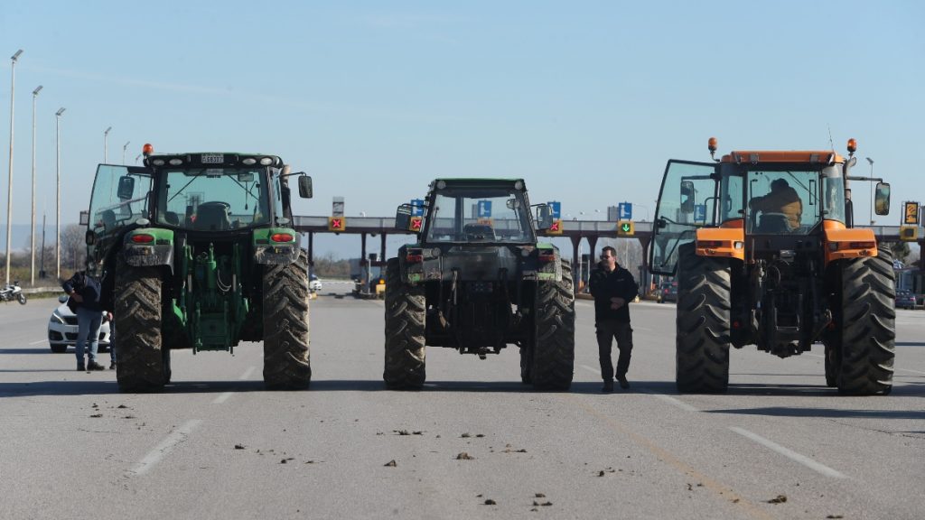 Αγρότες: Κλιμακώνουν τον αγώνα – Στήνονται νέα μπλόκα σε όλη την Ελλάδα