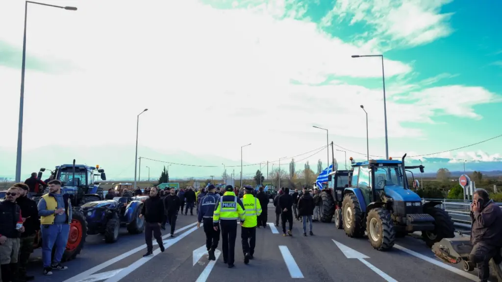 Αναλυτικός οδηγός για τα μπλόκα των αγροτών: Ποιοι δρόμοι είναι κλειστοί – Μετ’ εμποδίων οι μετακινήσεις ακόμα και από τους παραδρόμους