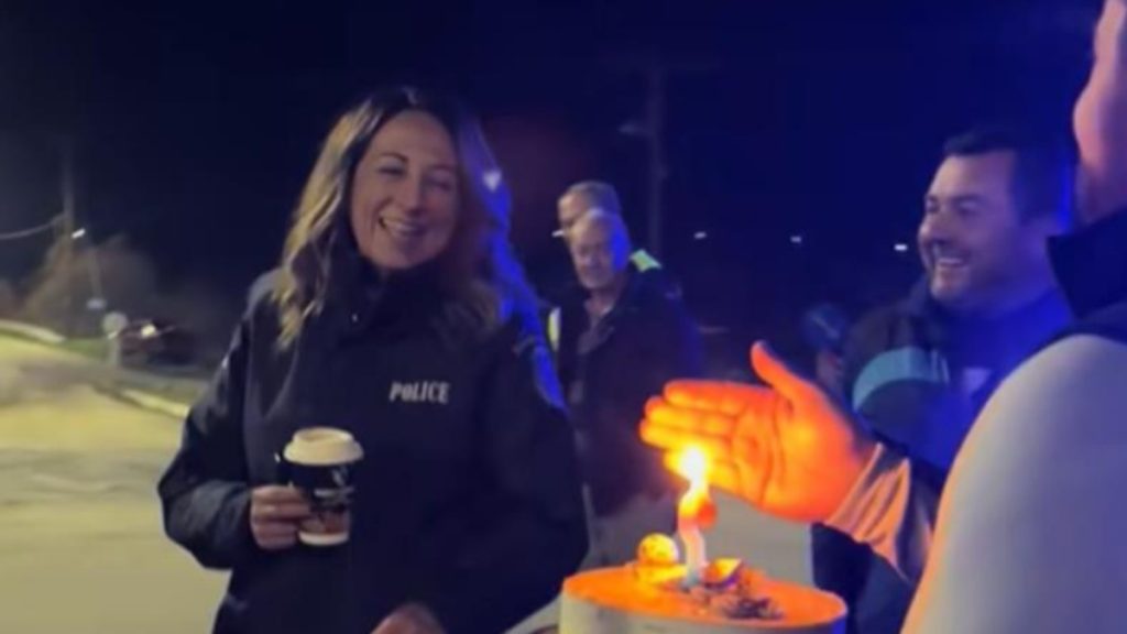 Αγρότες: Έκαναν τούρτα έκπληξη σε αστυνομικό που είχε γενέθλια (Βίντεο)