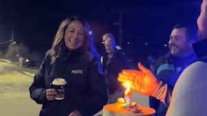 Αγρότες: Έκαναν τούρτα έκπληξη σε αστυνομικό που είχε γενέθλια (Βίντεο)