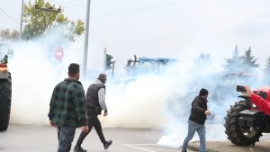 Αγρότες: Κλιμακώνουν τα μπλόκα και ετοιμάζουν νέες κινητοποιήσεις από Δευτέρα – Σχηματίστηκε δικογραφία για τον οδηγό τρακτέρ που κινήθηκε κατά των ΜΑΤ