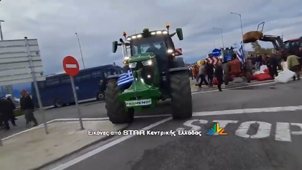 Έσπασαν τον αστυνομικό κλοιό οι αγρότες στο ύψος του Κάστρου – Προβλήματα στην Ιονία οδό από το μπλόκο στο Αγγελόκαστρο (βίντεο)