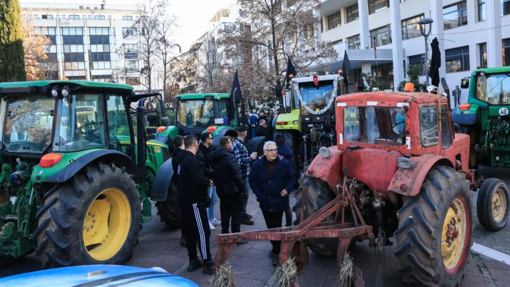 Κλιμακώνουν τις κινητοποιήσεις τους οι αγρότες σε όλη τη χώρα – Σχεδιάζουν κλείσιμο και των παραδρόμων της Εθνικής Οδού