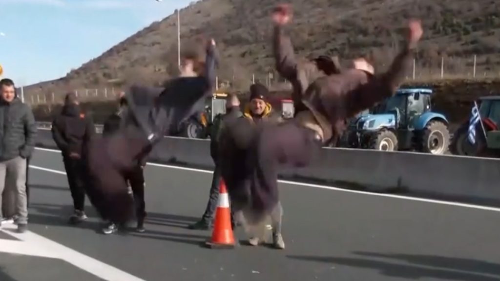 Νεαροί έκαναν παρκούρ στο μπλόκο των αγροτών στη Σιάτιστα