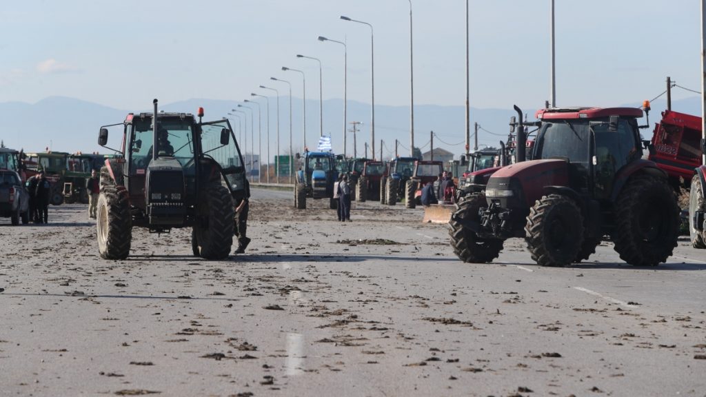 Οι αγρότες έστησαν μπλόκο και στα Μάλγαρα: Κλειστά και τα δύο ρεύματα κυκλοφορίας – Ένταση με οδηγούς