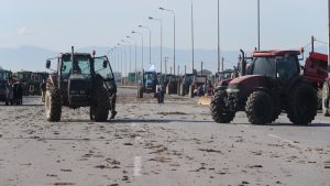 Οι αγρότες έστησαν μπλόκο και στα Μάλγαρα: Κλειστά και τα δύο ρεύματα κυκλοφορίας – Ένταση με οδηγούς