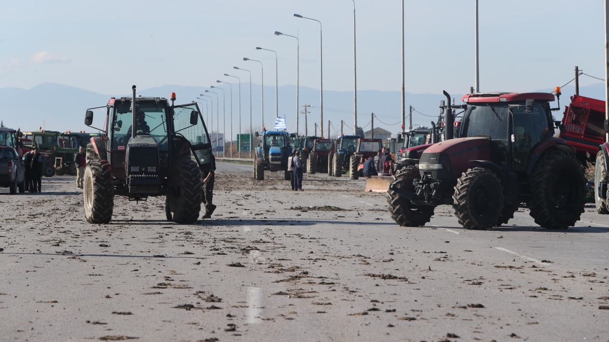 Οι αγρότες έστησαν μπλόκο και στα Μάλγαρα: Κλειστά και τα δύο ρεύματα κυκλοφορίας – Οδηγός έπεσε πάνω σε τρακτέρ (φωτογραφίες)