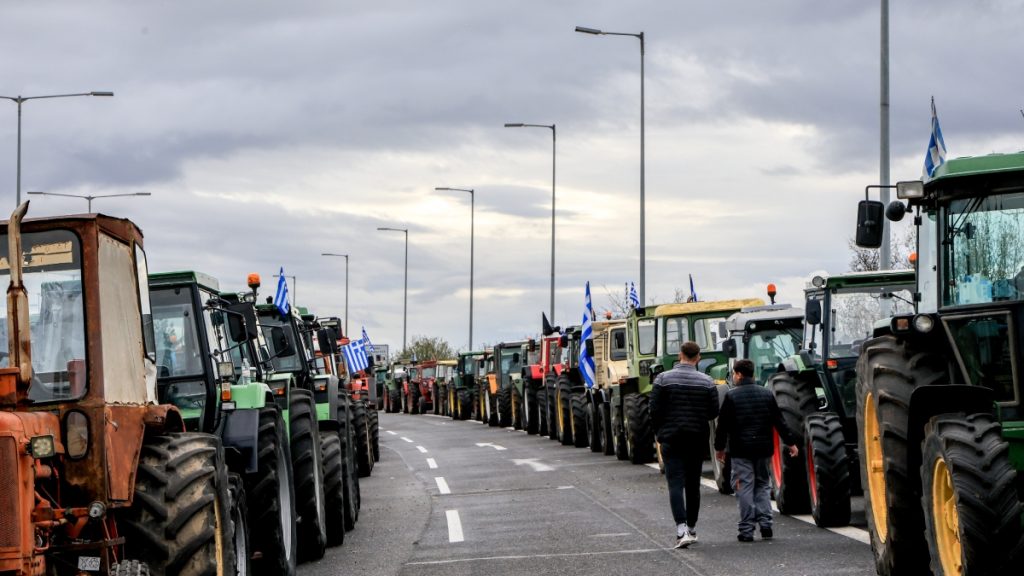 Επιμένουν οι αγρότες: Νέα μπλόκα σε Ιονία Οδό και Κάστρο – Σήμερα η Πανελλαδική Διάσκεψη στη Νίκαια