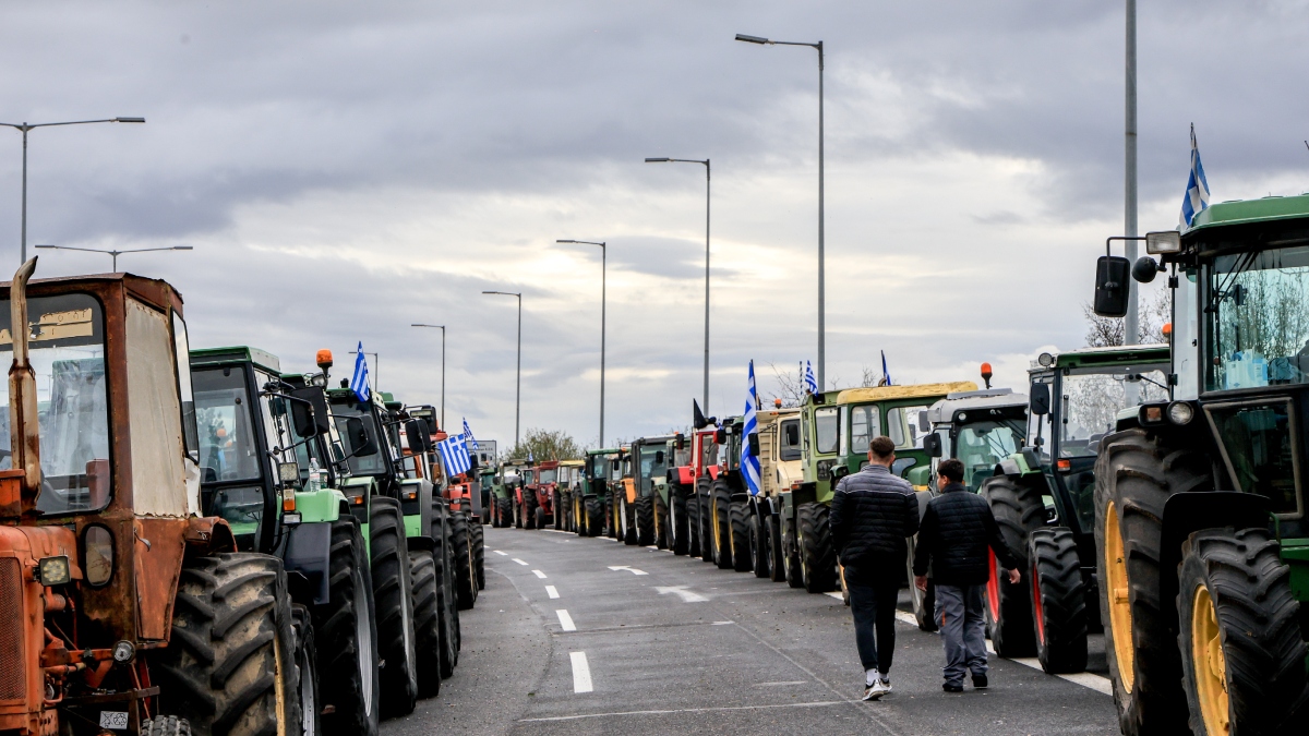 Επιμένουν οι αγρότες: Νέα μπλόκα σε Ιονία Οδό και Κάστρο – Σήμερα η Πανελλαδική Διάσκεψη στη Νίκαια
