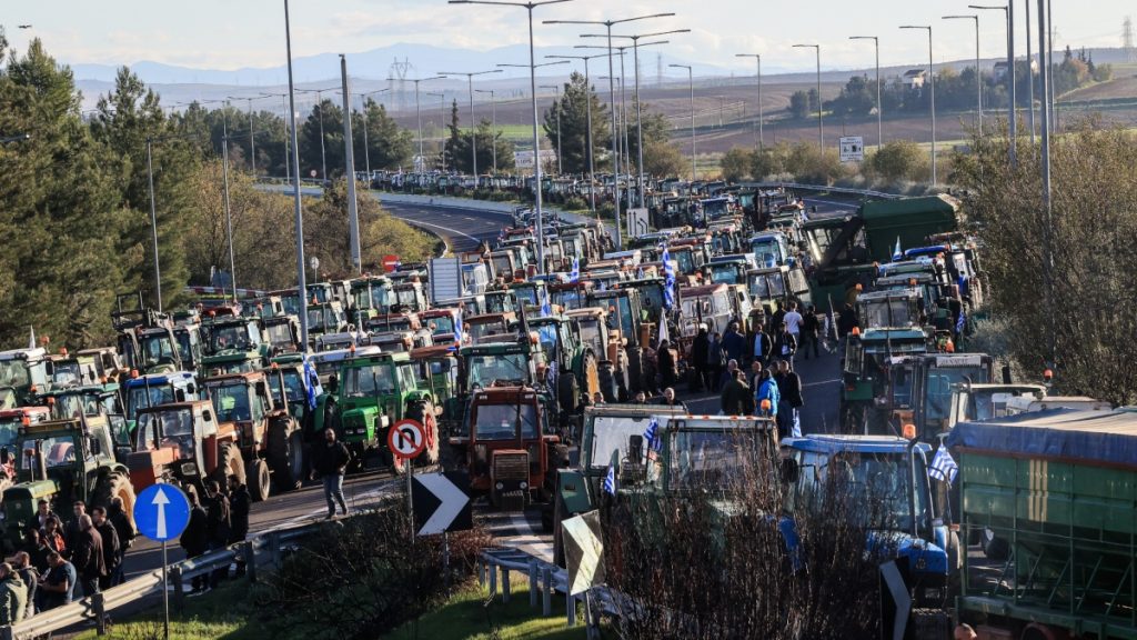 Κλιμακώνουν τις κινητοποιήσεις τους οι αγρότες – Κλειστοί E65 και ΠΑΘΕ, ετοιμάζουν μπλόκο και στο λιμάνι του Βόλου
