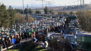 Κλιμακώνουν τις κινητοποιήσεις τους οι αγρότες – Κλειστοί E65 και ΠΑΘΕ, ετοιμάζουν μπλόκο και στο λιμάνι του Βόλου