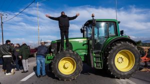 Αγροτικά μπλόκα: Ανοιχτά τα τελωνεία Ευζώνων και Νίκης – Οκτάωρος αποκλεισμός σε Προμαχώνα και Εξοχή