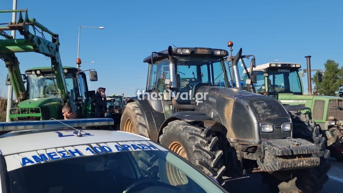 Αγρότες έκλεισαν την έξοδο για το αεροδρόμιο Μακεδονία στην εθνική οδό Θεσσαλονίκης – Μουδανιών (βίντεο)