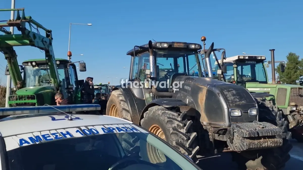 Αγρότες έκλεισαν την έξοδο για το αεροδρόμιο Μακεδονία στην εθνική οδό Θεσσαλονίκης – Μουδανιών (βίντεο)
