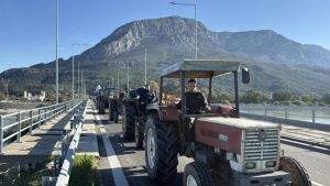 Έκλεισαν και τη γέφυρα του Εύηνου οι αγρότες – Ετοιμάζουν μπλόκο και στο αεροδρόμιο των Ιωαννίνων (βίντεο)