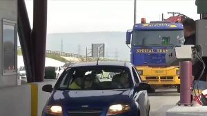 Άνοιξαν τα διόδια σε Μακρυχώρι και Καρδίτσα οι αγρότες – Ενισχύονται τα μπλόκα