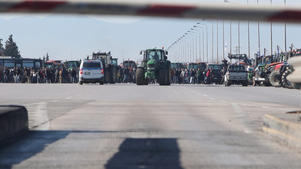 Αγροτικά μπλόκα: Ο χάρτης των κινητοποιήσεων και οι παρακάμψεις – Τα σχέδια για τις επόμενες μέρες