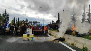 “Σκληραίνουν” τη στάση τους οι αγρότες – Καίνε άχυρα και χύνουν γάλα στο μπλόκο των Μικροθηβών