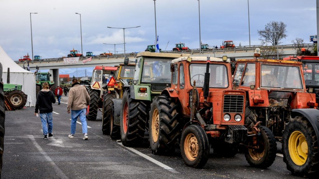 Έκλεισαν και τη γέφυρα του Εύηνου οι αγρότες – Ετοιμάζουν μπλόκο και στο αεροδρόμιο των Ιωαννίνων