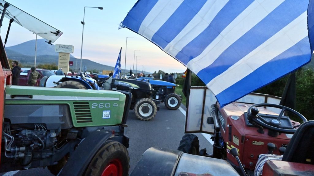 Οι αγρότες ανοίγουν τα διόδια για τους εκδρομείς – Αποφασισμένοι να κάνουν Χριστούγεννα στους δρόμους