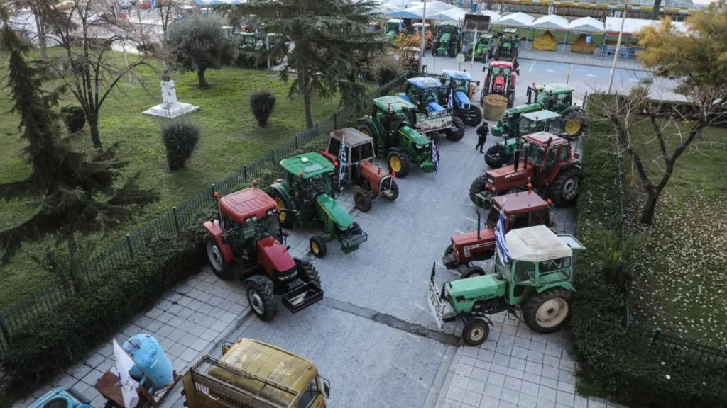 Λάρισα: Αγρότες διαμαρτύρονται πετώντας άχυρα έξω από γραφεία βουλευτών ΝΔ (Βίντεο)