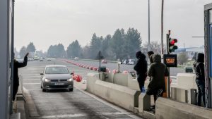 Άνοιξαν τα διόδια σε Μακρυχώρι και Καρδίτσα οι αγρότες – Μοίρασαν σακούλες με τοπικά προϊόντα στους οδηγούς (βίντεο+φωτογραφίες)