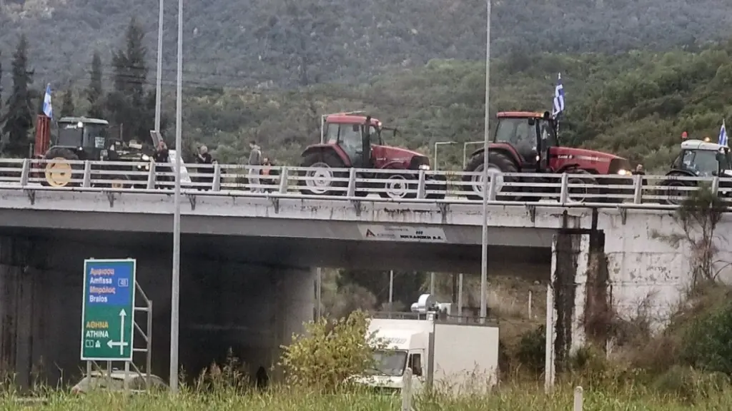 Μπλόκο στον κόμβο του Μπράλου από τους αγρότες – Έκλεισε η εθνική οδός στο σημείο (βίντεο)