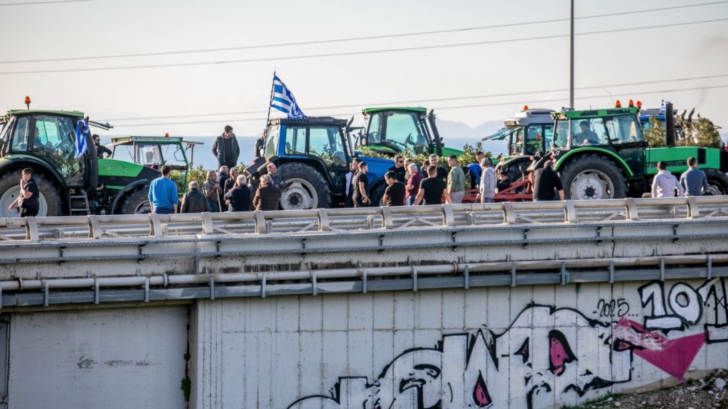 Δεν κάνουν πίσω οι αγρότες: 55 μπλόκα σε όλη τη χώρα – Μετά τα αεροδρόμια, έρχονται αποκλεισμοί και σε λιμάνια
