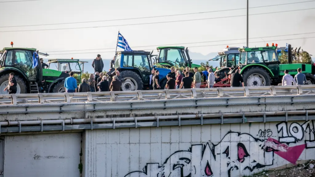Δεν κάνουν πίσω οι αγρότες: 55 μπλόκα σε όλη τη χώρα – Μετά τα αεροδρόμια, έρχονται αποκλεισμοί και σε λιμάνια