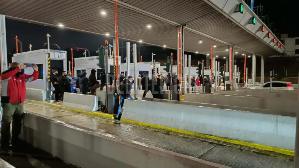 Αγρότες άνοιξαν τα διόδια των Αφιδνών παρά τις προειδοποιήσεις για εισαγγελική παρέμβαση (βίντεο και φωτογραφίες)